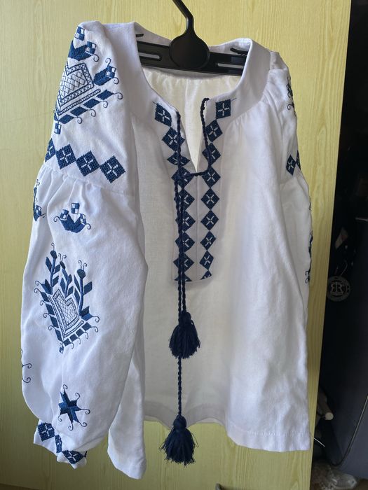 Вишиванка із льону для дівчинки в гарному стані,
