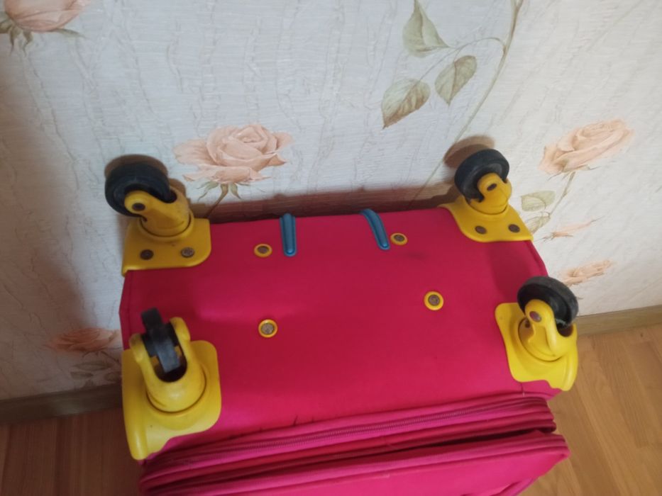 Продам отличный чемодан на колесах Leader Polo