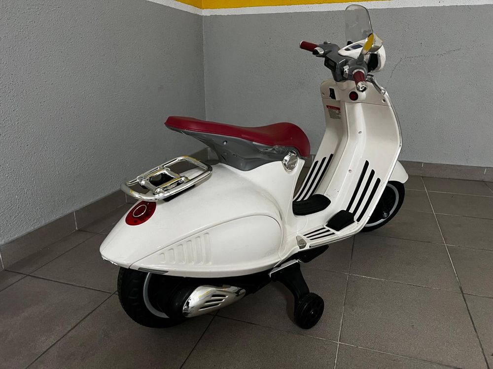Mota eletrica vespa (semi nova para criança)
