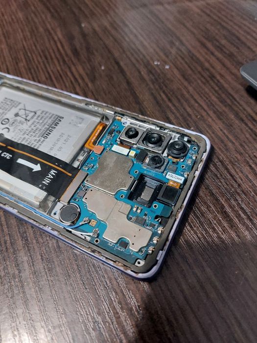 Телефон Samsung A72 на запчастини