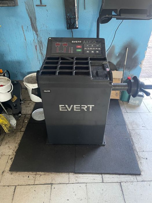 Обладнання для шиномонтажу станок монтажний та балансувальний