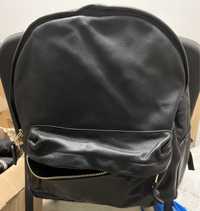 Дизайнерский рюкзак из мягкой черной кожи.