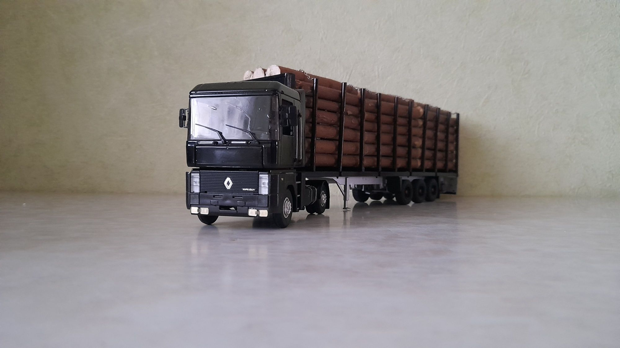 Eligor 1 / 4 3 .