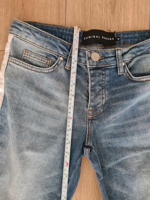 Jasnoniebieskie jeansy Criminal Damage o obcisłym kroju z lampasami
