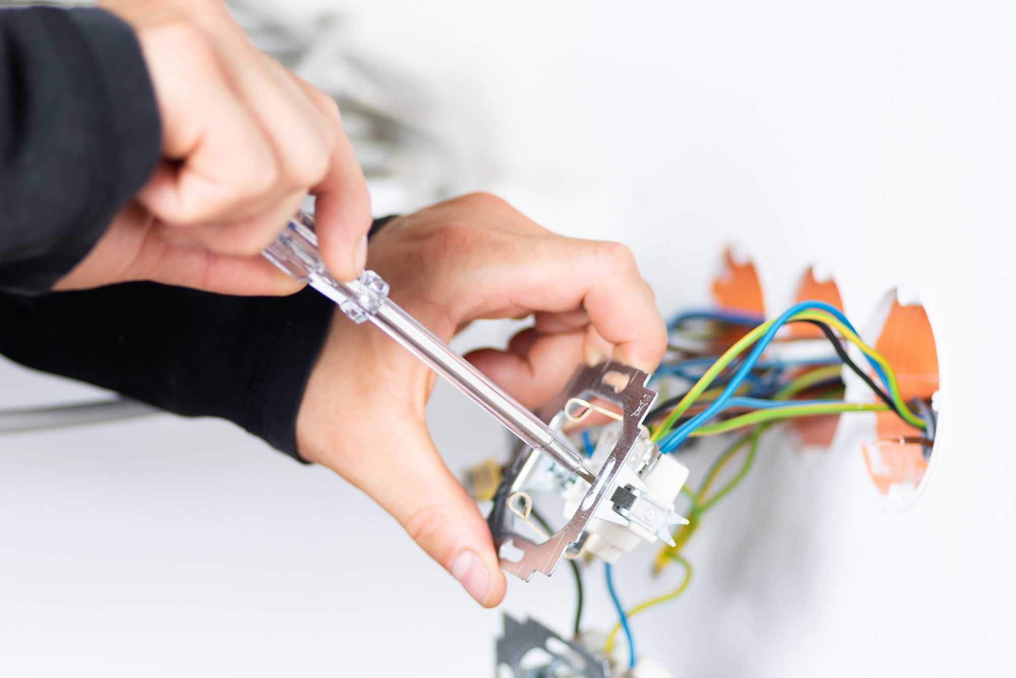 Elektryk Usługi elektryczne Instalacje elektryczne Pomiary elektryczne