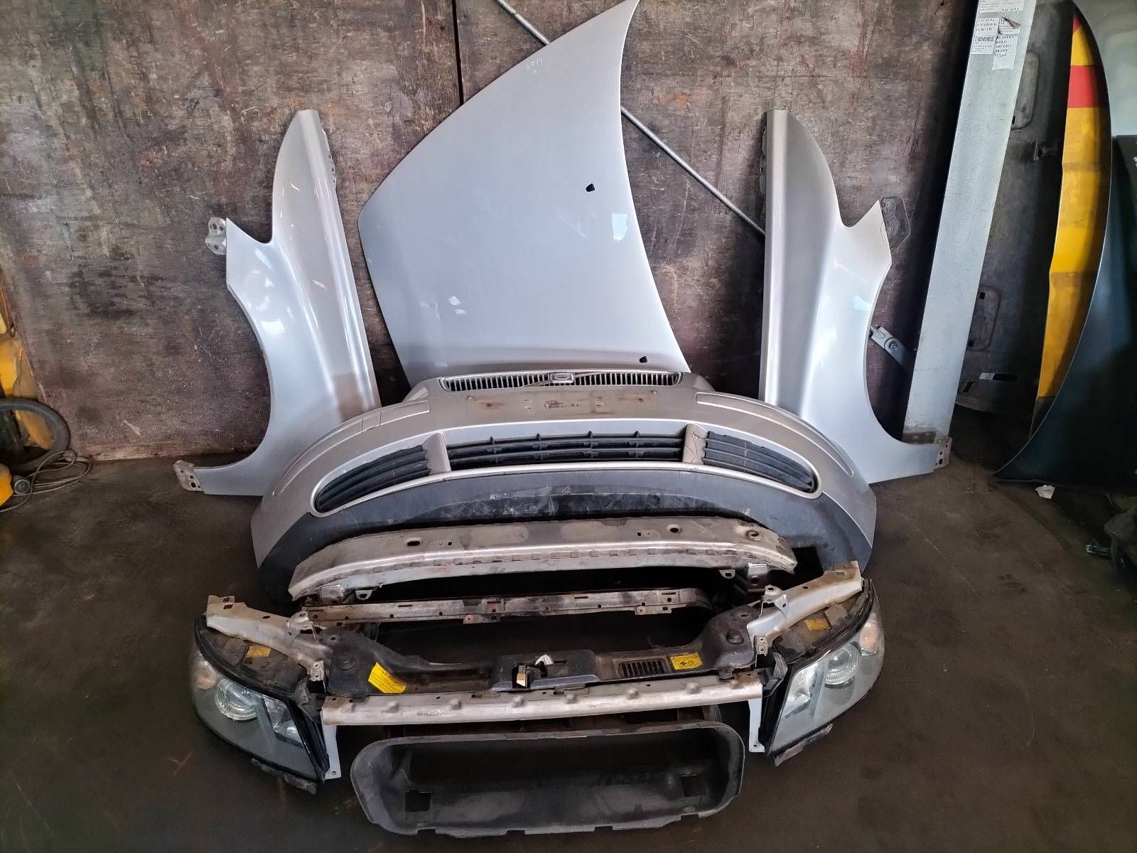 KOMPLETNY PRZÓD MASKA ZDERZAK LAMPY BŁOTNIKI VOLVO V50 I S40 II 426-26