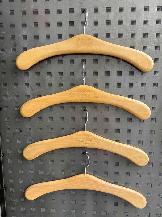 Wieszaki z drewna - idealne do sklepu.