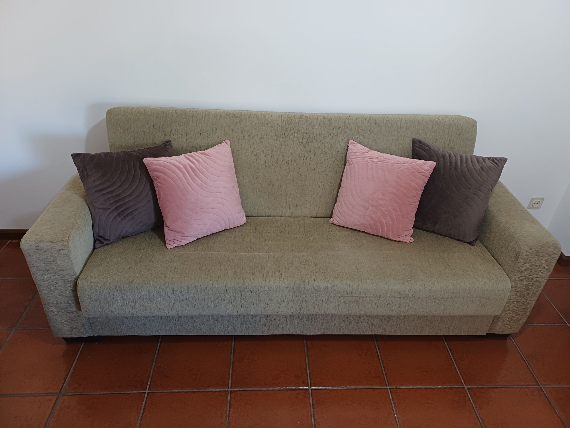 100 € Sofá cama usado em bom estado.