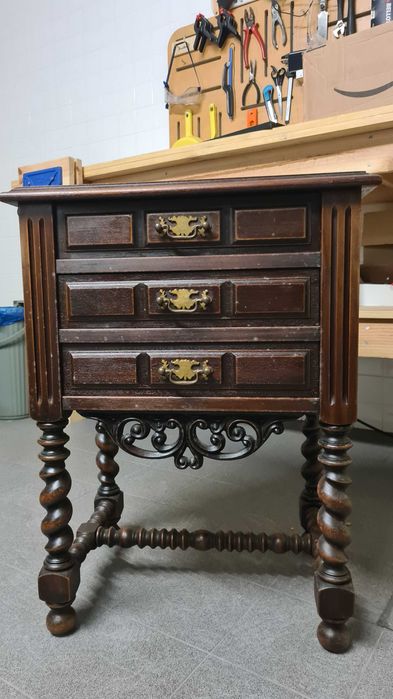 Pequena consola em madeira e com estico rústico/medieval