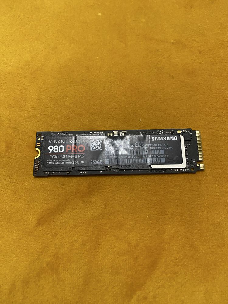 SAMSUNG 980 PRO (250 GB - PCI Express 4.0 - 6400 MB/s)