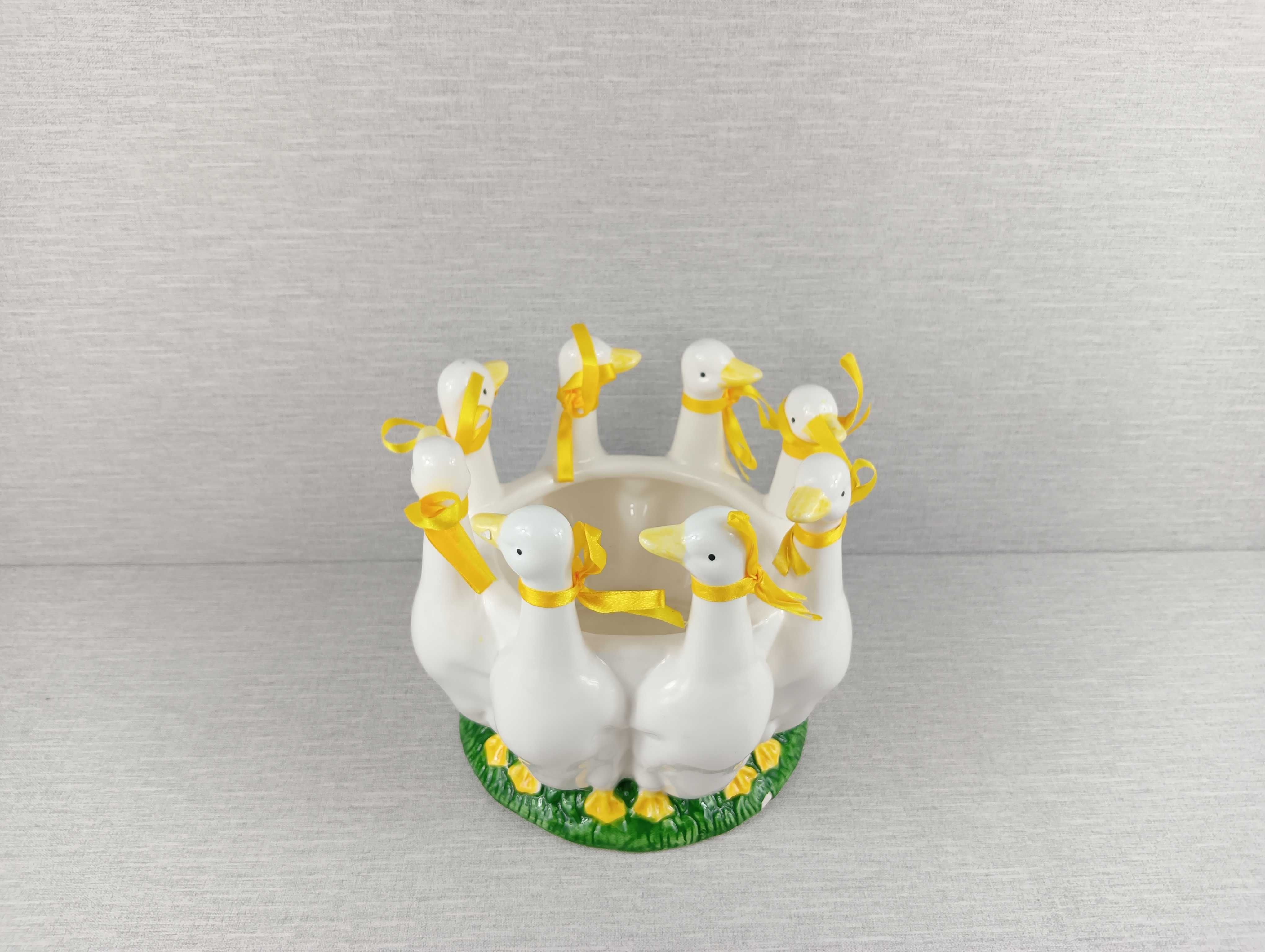 Porcelanowy wazon na kwiaty w formie przeuroczych kaczek ze wstążkami