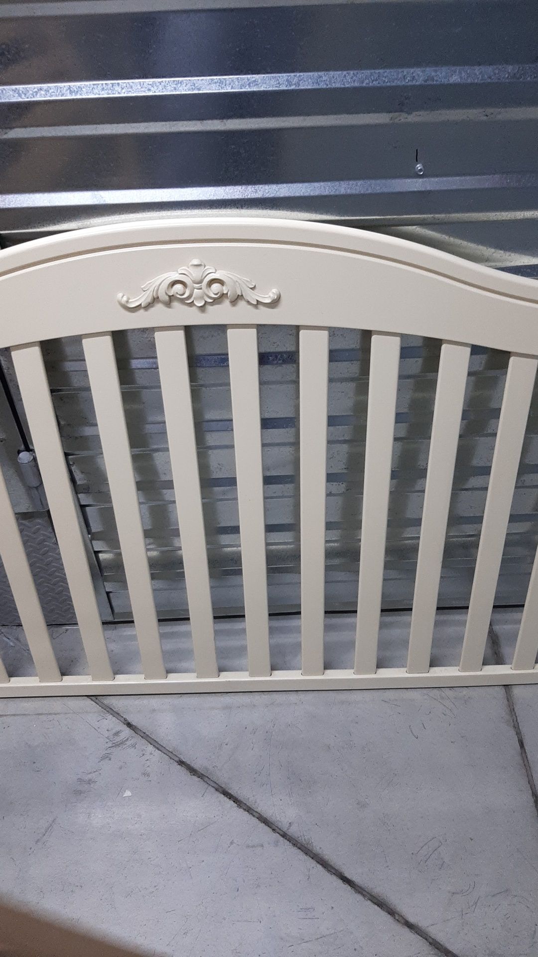 Продам детскую деревянную кроватку .