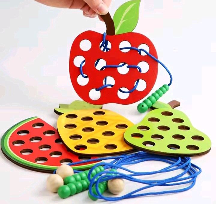 Дерев'яна іграшка зі шнурівкою