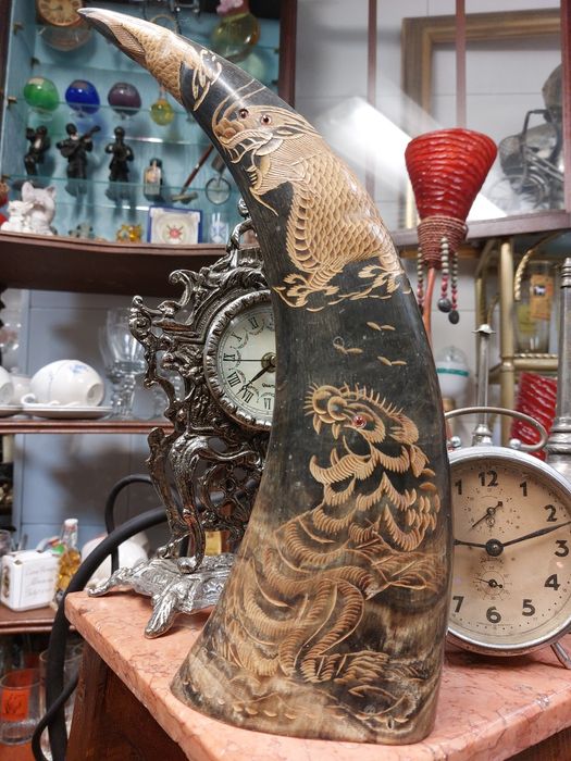 Chifre de búfalo  esculpido com desenhos de dragões, motivos orientais