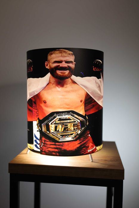 Nowoczesna Lampka Nocna(Biurkowa)z motywem sportowym: Jan Błachowicz