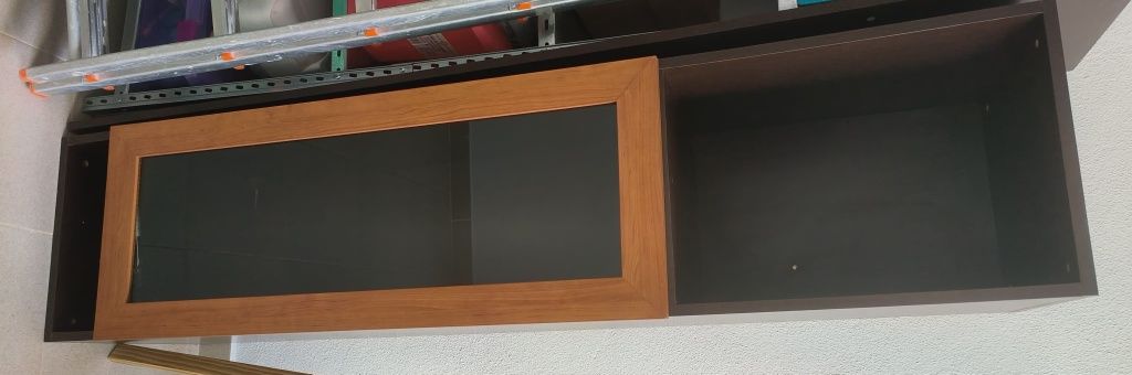 Estante de Parede com Porta de Vidro – Elegante e Funcional!