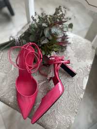 Туфлі босоніжки лаковані з Барбі каблуком рожевого кольору Zara