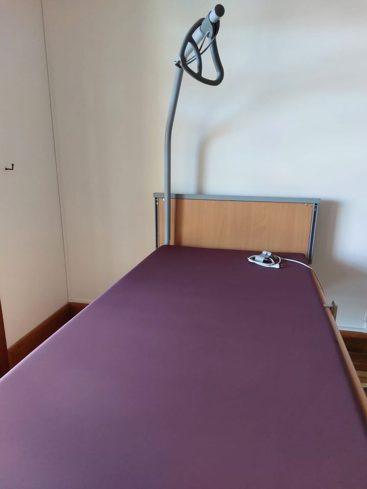 Cama eléctrica elevatória com comando