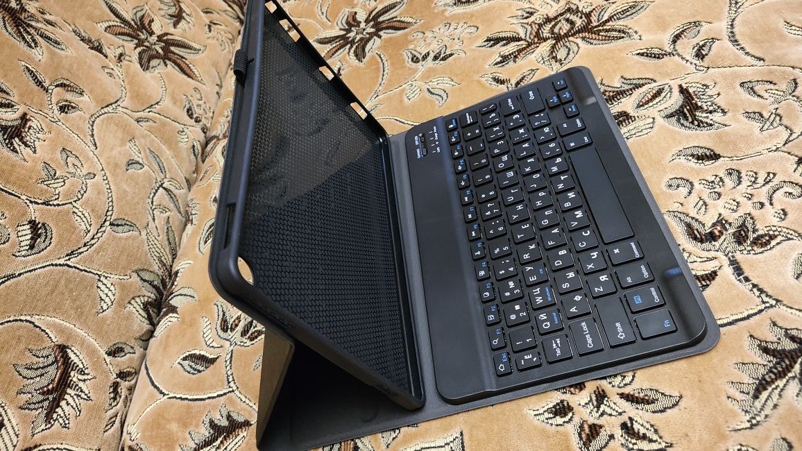 Чохол-клавіатура на Lenovo Tab M10 Plus 3rd TB-128 10,6"