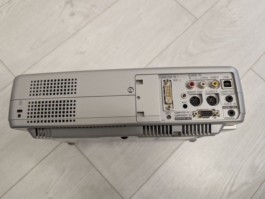 Японський проектор SANYO  PLC-XU51