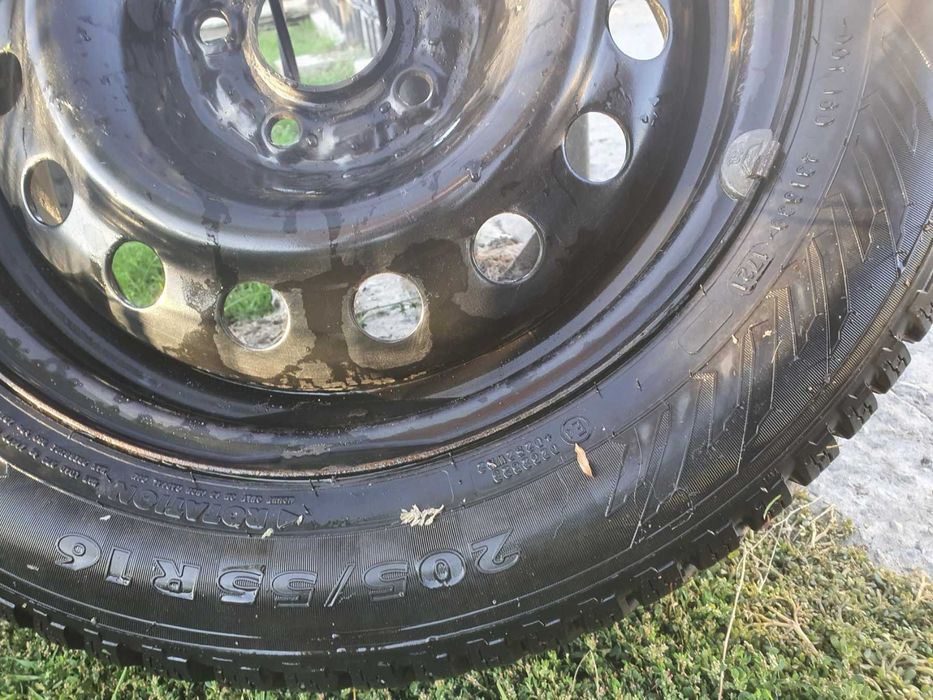 Шини легке б/у  Nokian Nordman8. шиповані на дисках 205/55R16  2шт