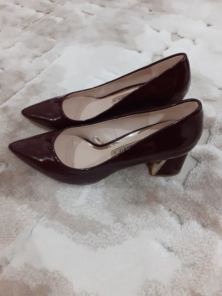 Sapatos em verniz bordeaux Zara