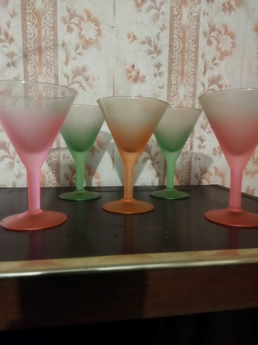 Продам фужери под мартіні ( цвітне скло)