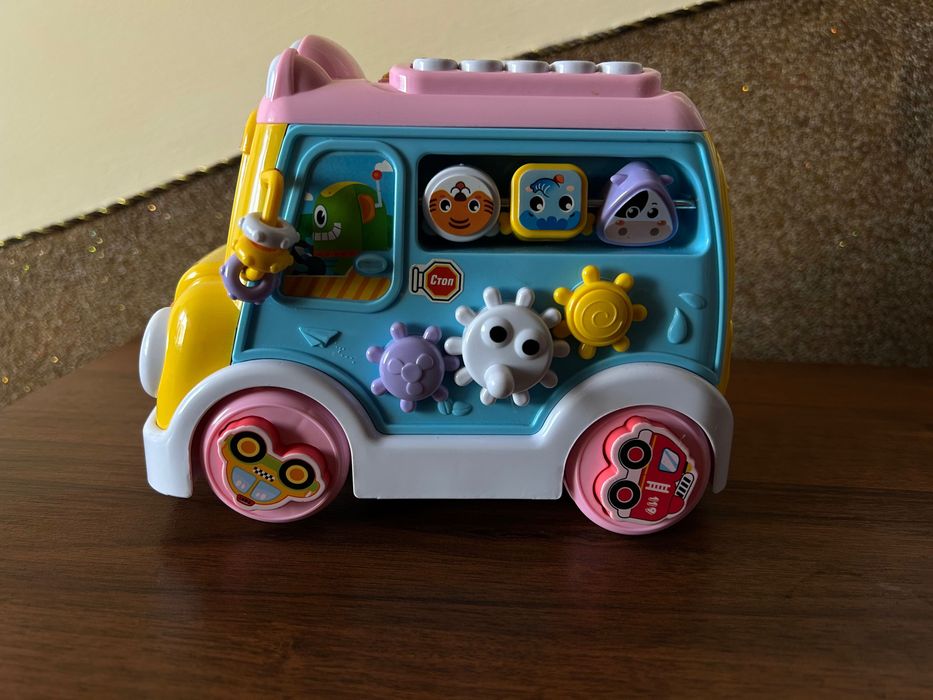 Іграшки (автобус, квітка, коврик водний та подушка з брязкальцями)