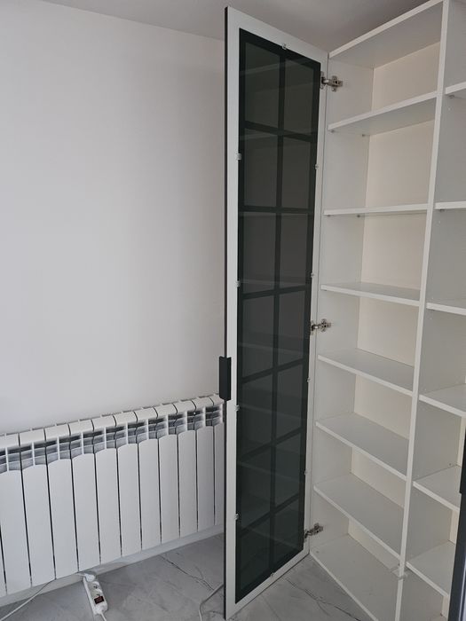 Nowoczesna witryna narożna z przeszklonymi drzwiami – grafit, szkło.