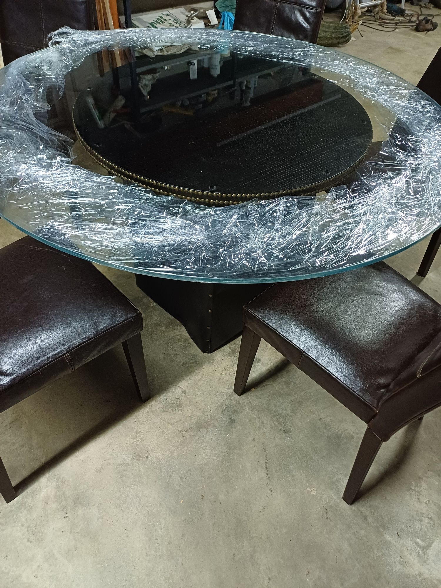 Vendo mesa de sala em vidro com cadeiras