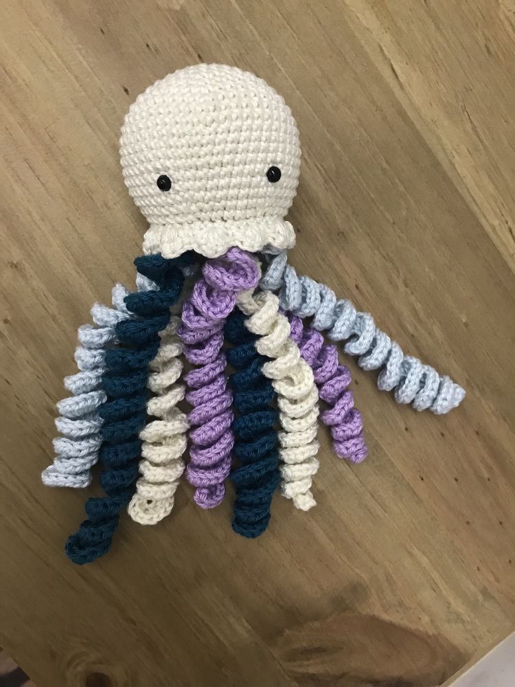 Polvo neo-natal em crochet / amigurumi
