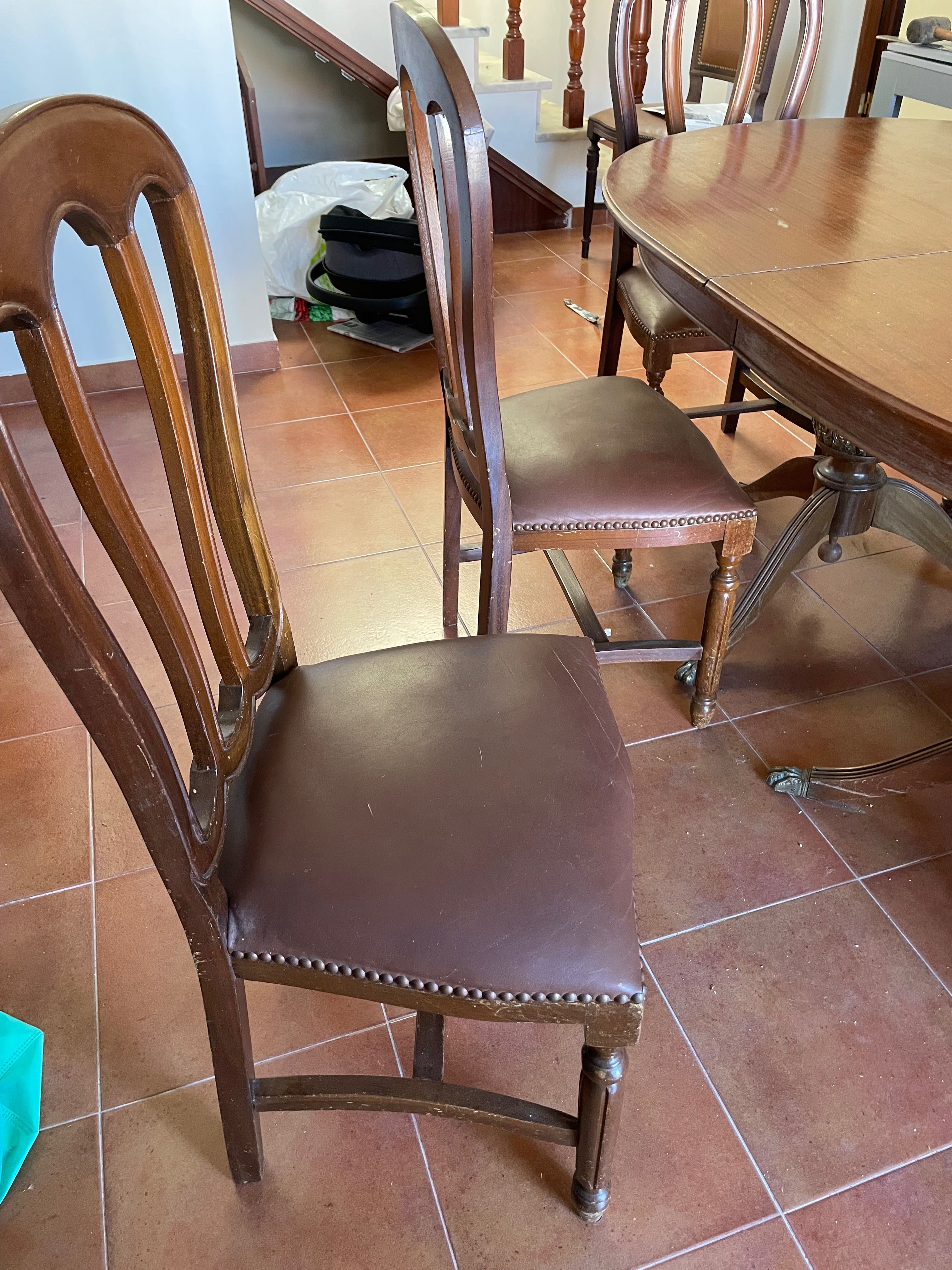Mesa de madeira com 6 cadeiras