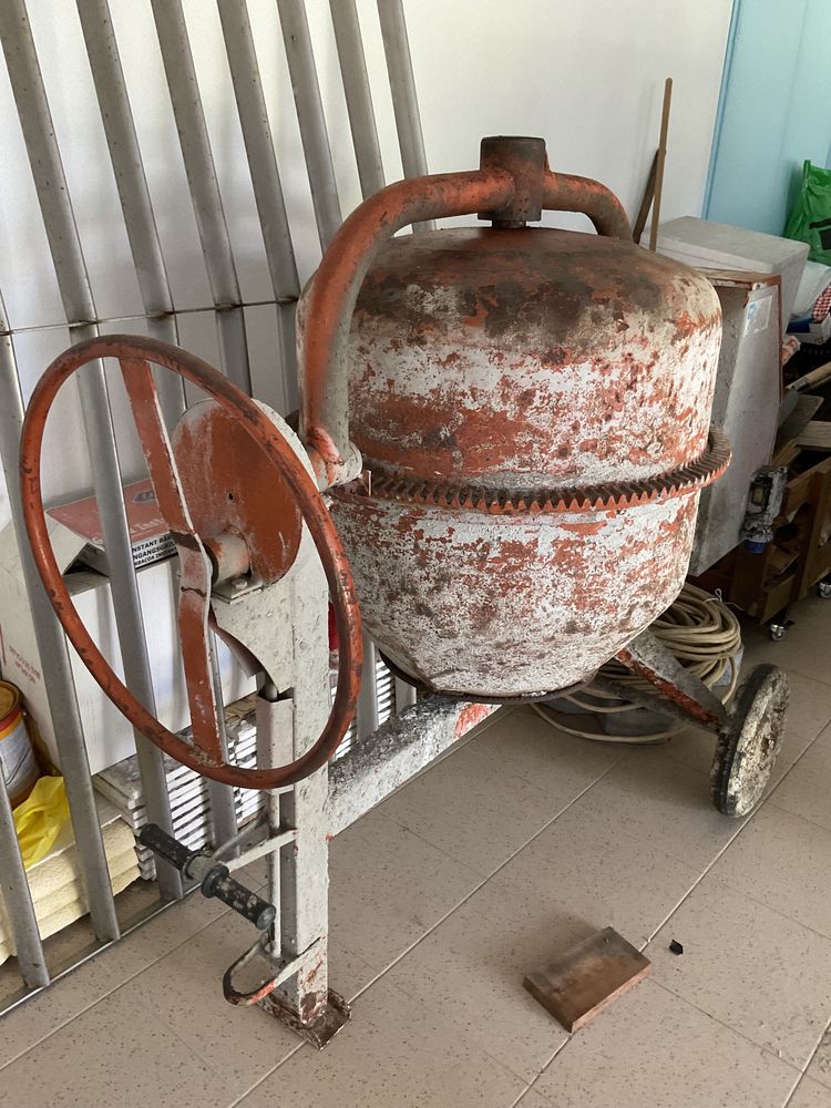 Betoneira Trifásica usada - 200 l - tambor reforçado