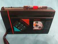 Nagrywający radio - walkman z wbudowanymi głośnikami.