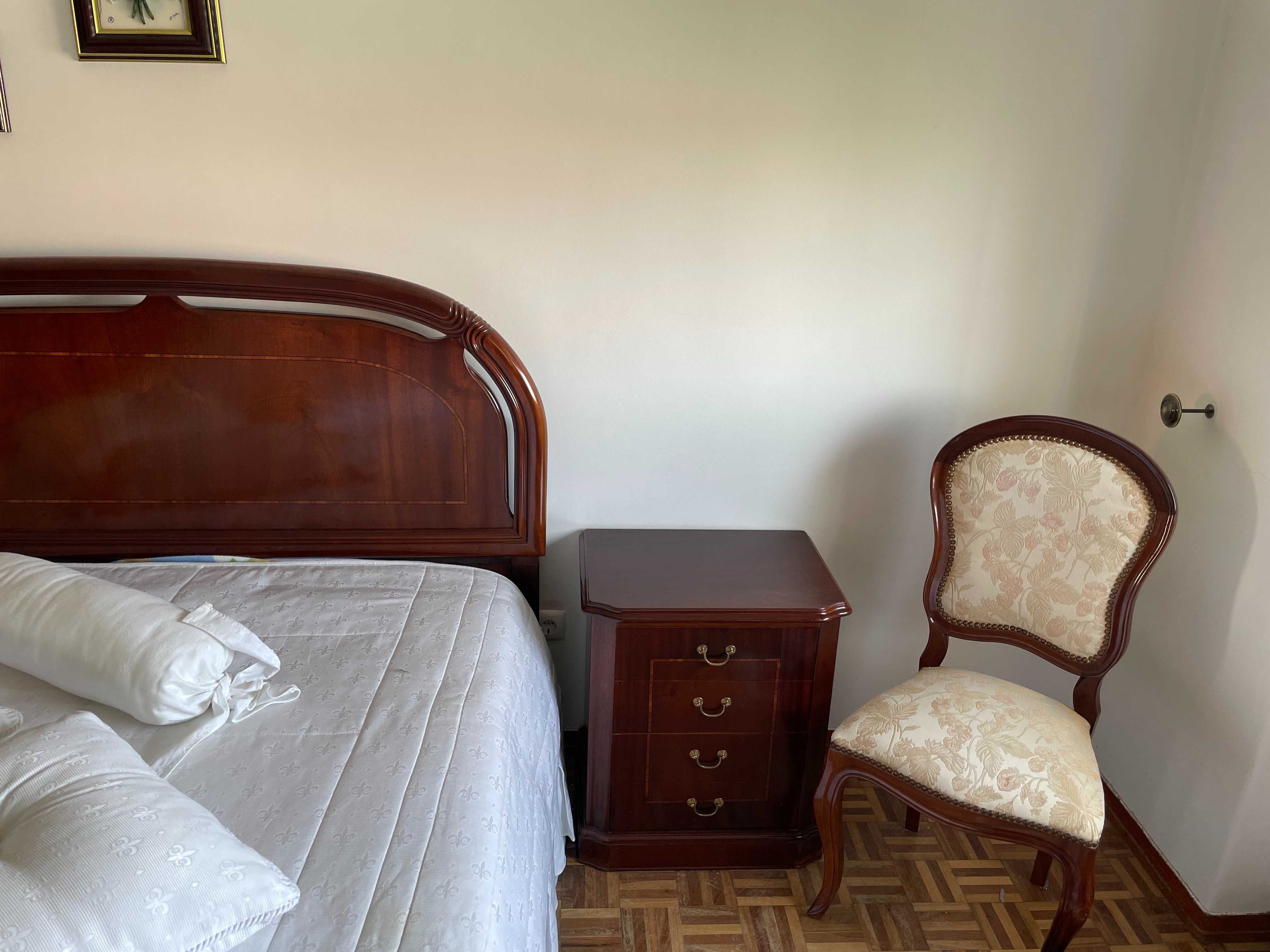 Quarto de Casal COMPLETO - Cama; Estrado; Colchão; Roupeiro; Cómodas..