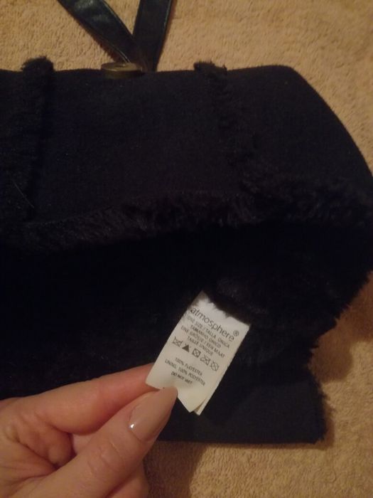 Mała czarna torebka z futerkiem listonoszka vintage atmosphere