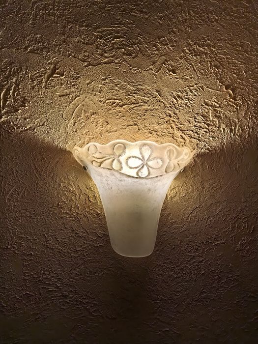Kinkiet szklany z pięknym refleksem światła
