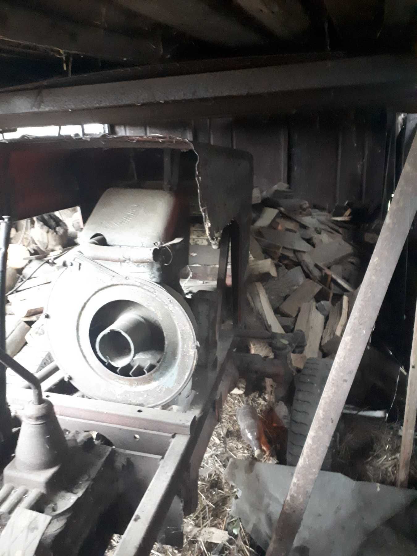 Саморобний трактор у робочому стані
