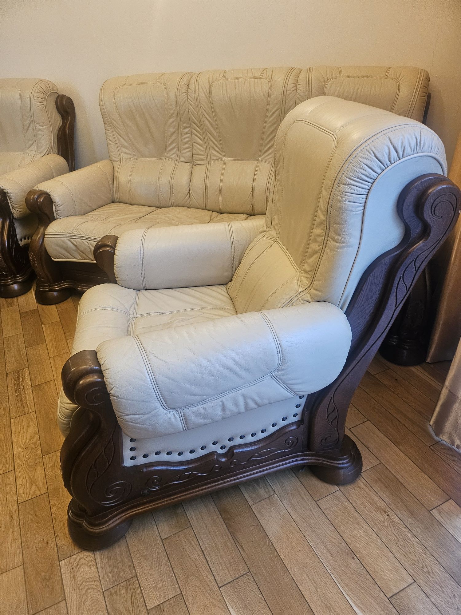 Sofa dwa fotele dwie pufa Kler skóra