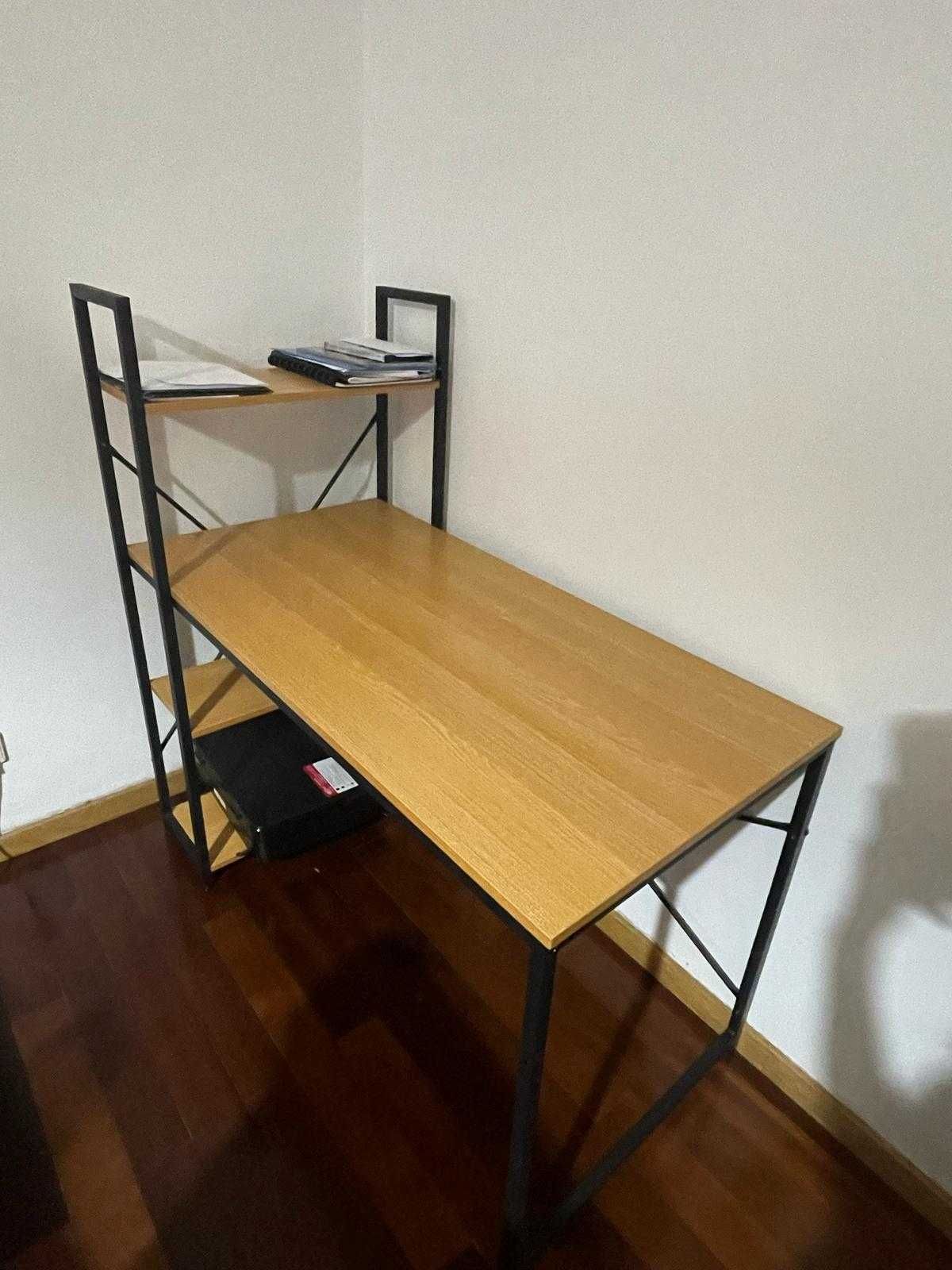 secretaria com prateleiras