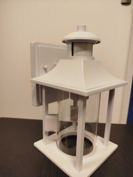 Nowa lampa zewnętrzna Lamomo z czujnikiem ruchu biała, aluminium, IP23