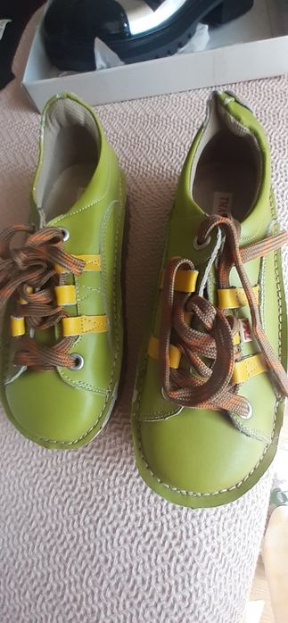 Dois pares de sapatos novos de Marca