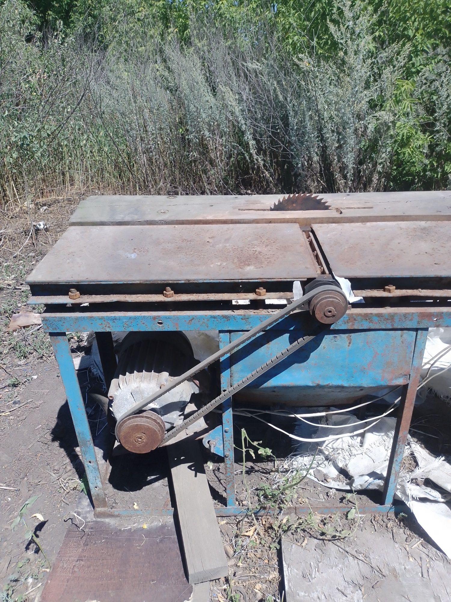 Продам циркулярку однофазну з комплектом насадок.