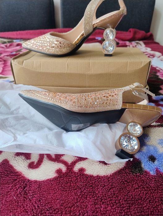 Buty piękne błyszczące 37