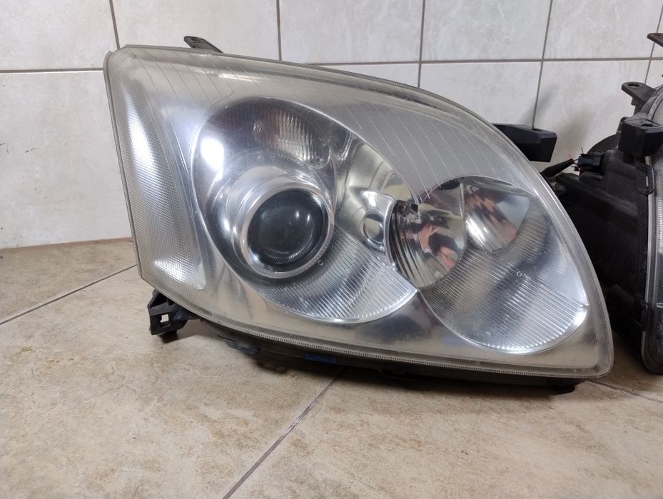 Toyota Avensis t25 03-06 lampa reflektor prawy lewy komplet Europa
