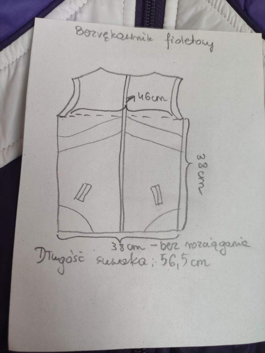 Bezrękawnik, kamizelka z odpinanym kapturem, z kieszeniami, na suwak.