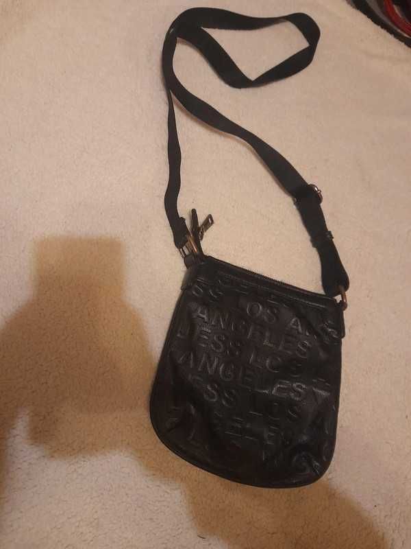 Czarna wytłaczana torebka na ramię saszetka Guess New Boston Embossed