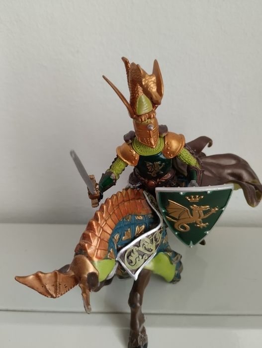 Figurinhas Marvel e cavaleiros