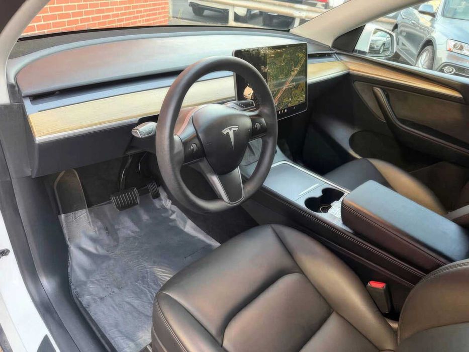 Tesla Model Y      2023