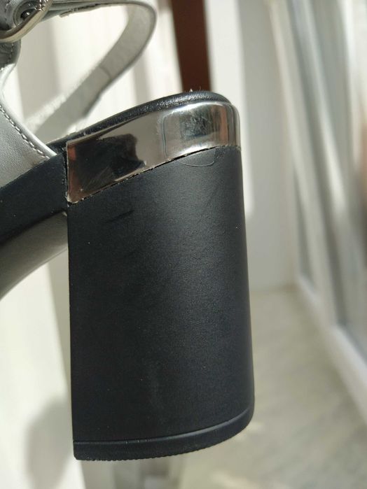 Босоніжки на каблуку